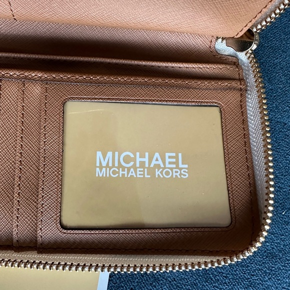 MICHAEL Michael Kors
Logo Jet Set Travel Continental Cream Wristlet Wallet NWT - Picture 4 of 14